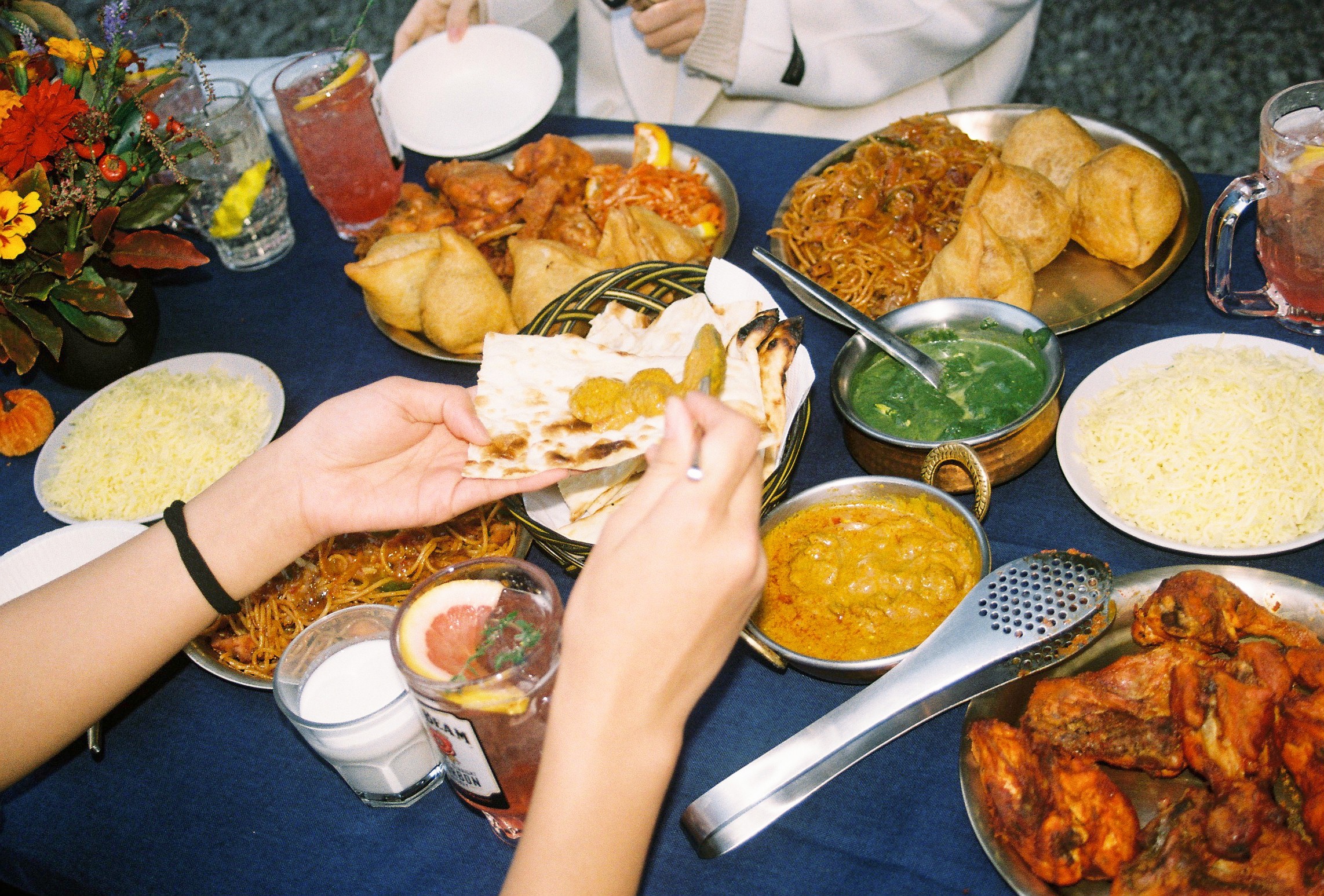 타코에 소스를 올리는 모습