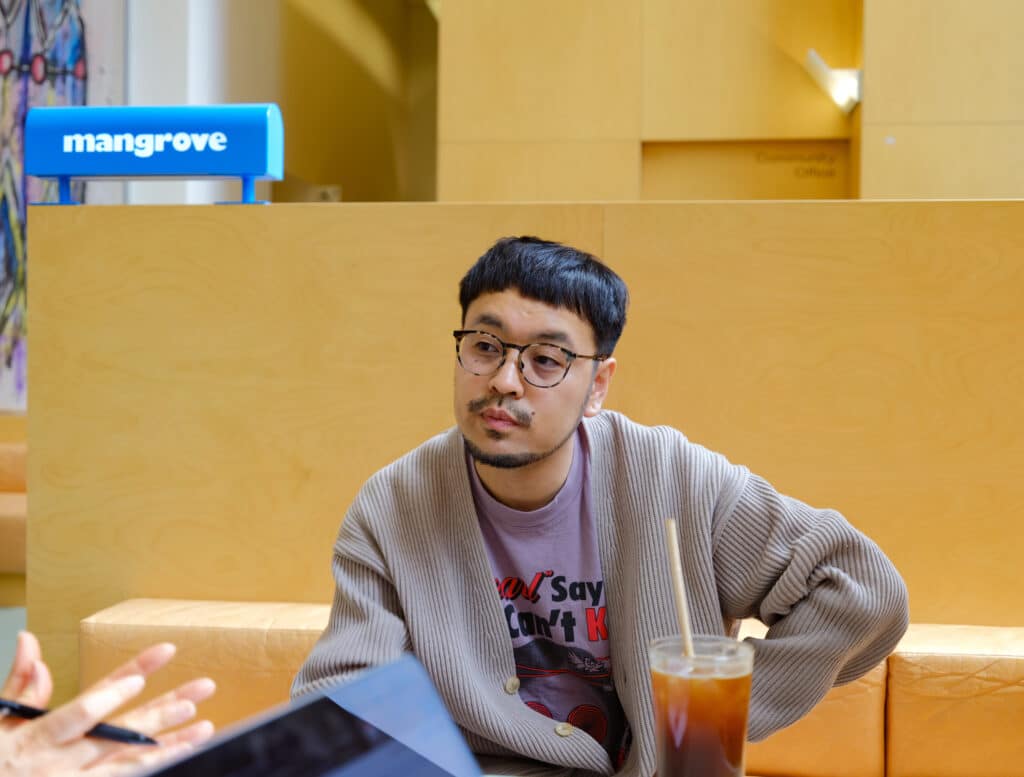 카페에앉은남자