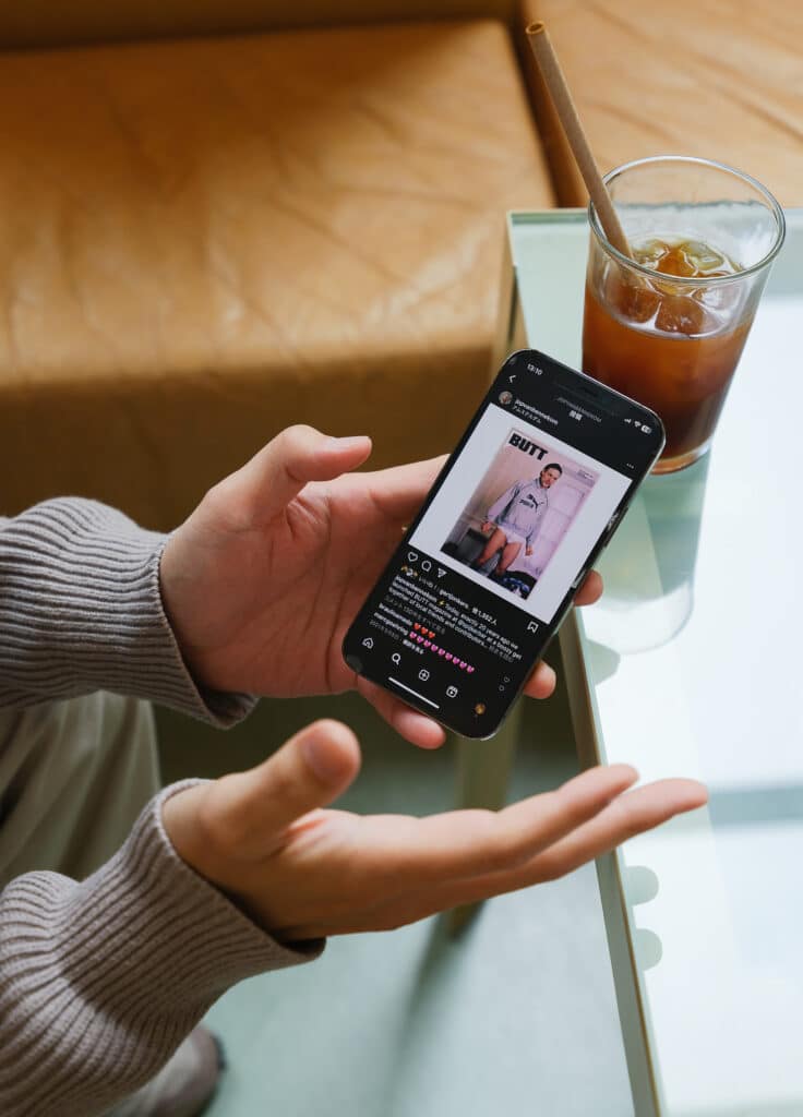 핸드폰을보여주는남자