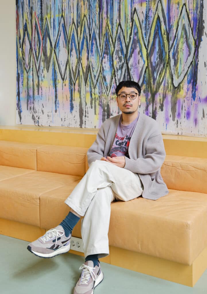 소파에앉아있는남자