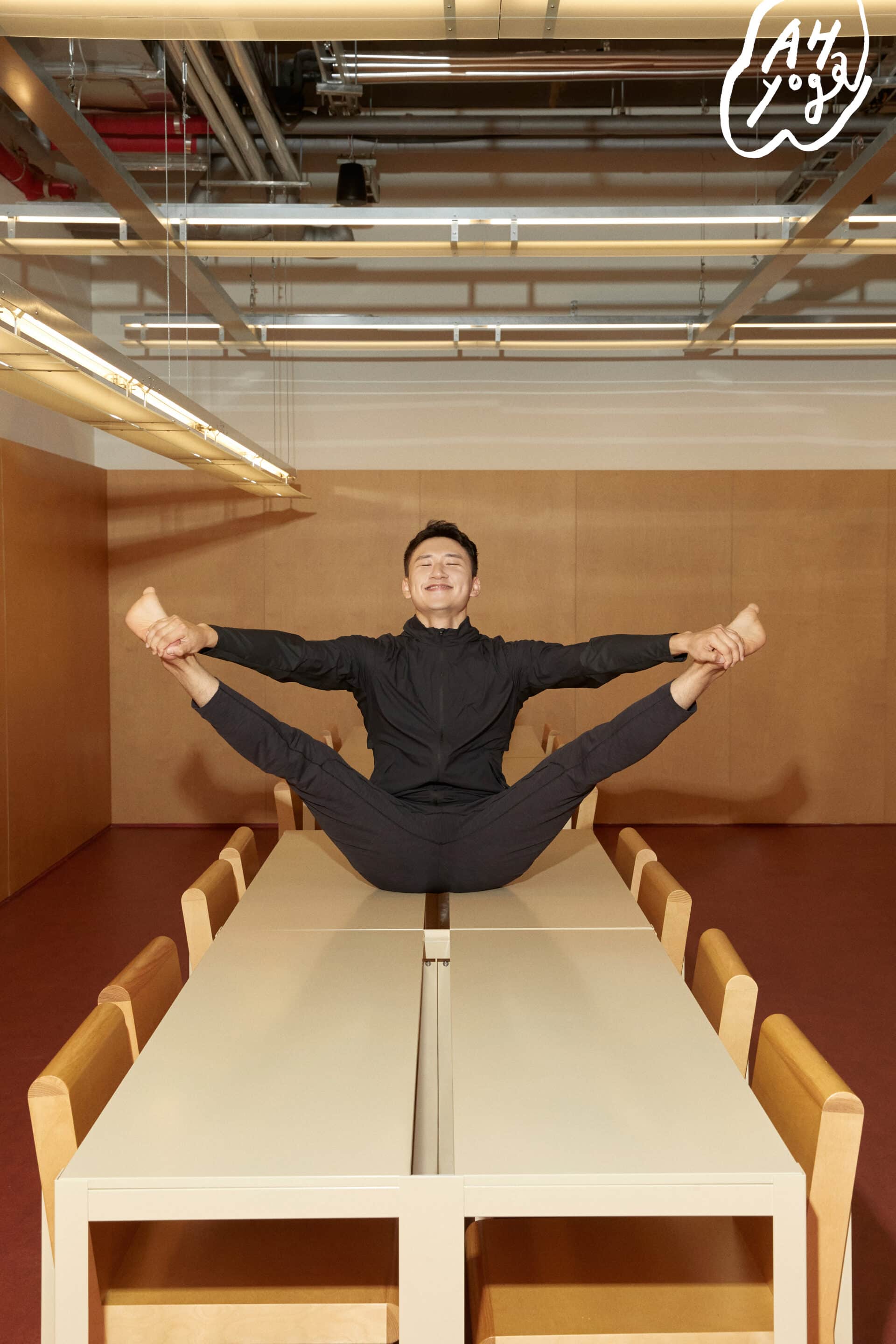 책상에서다리찢는남자