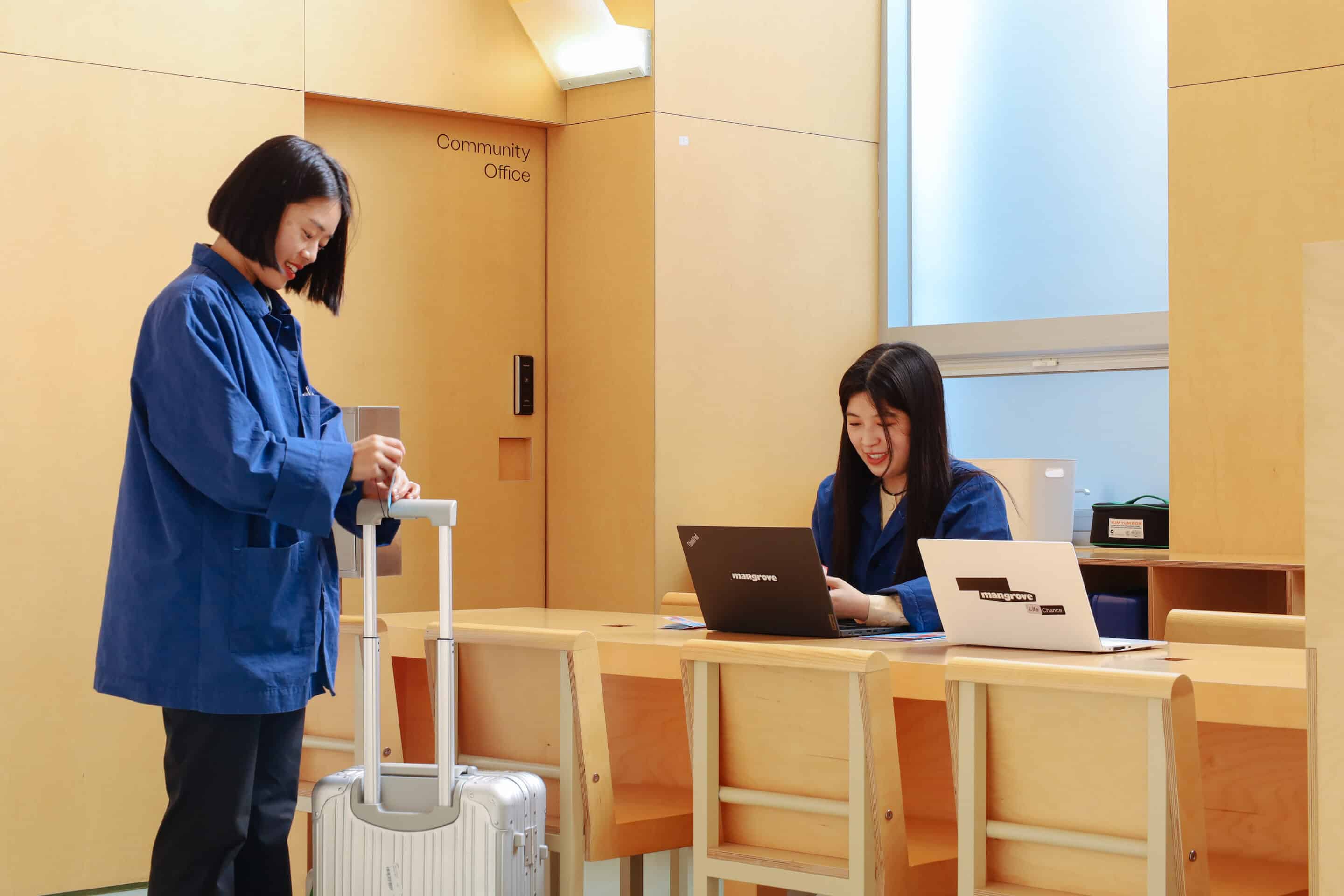 업무중인두여자