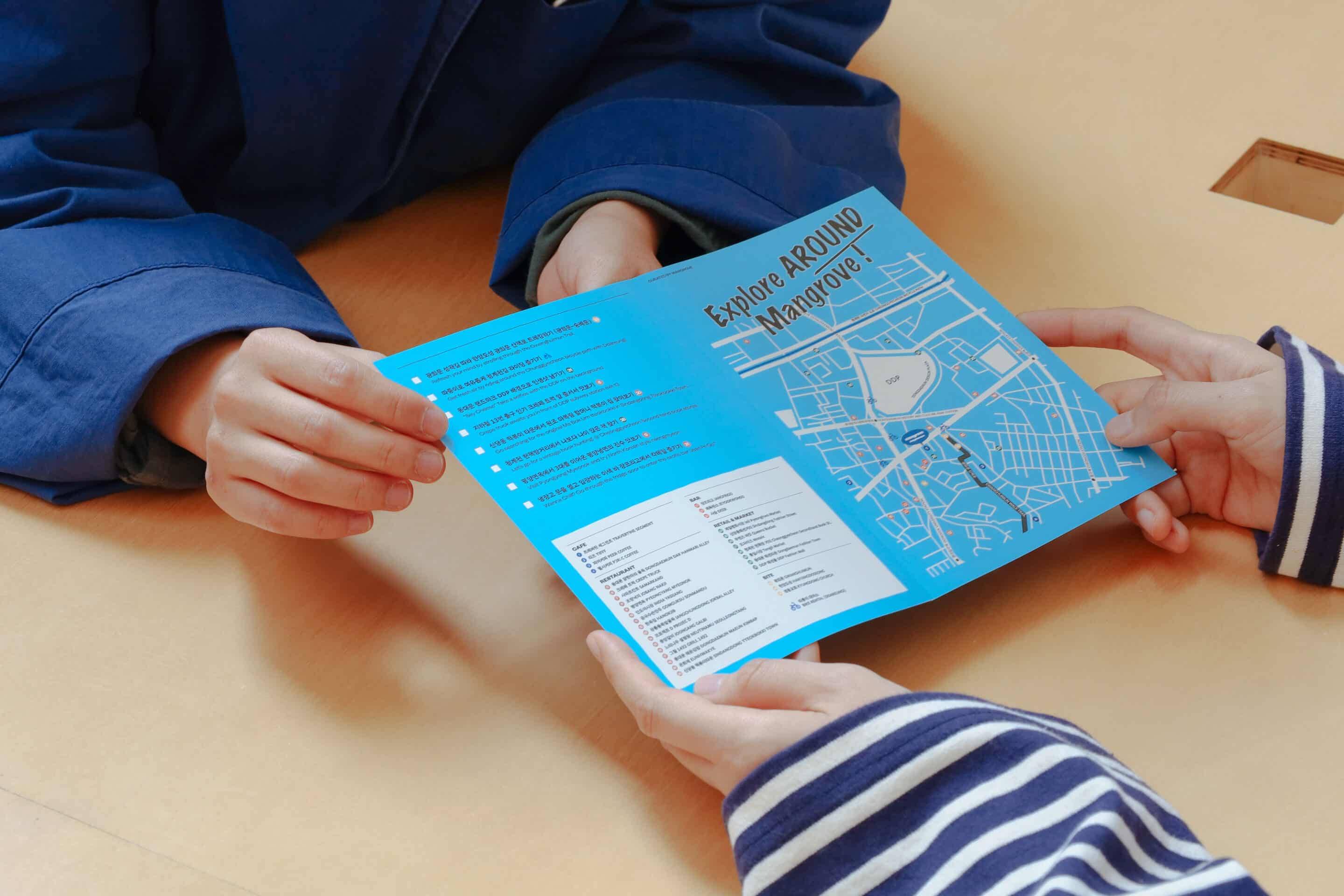 종이를보는두여자