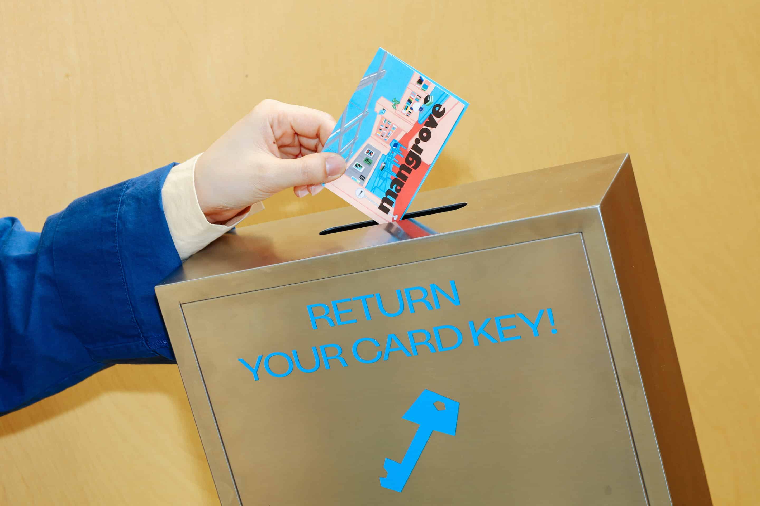 통속에편지를넣고있는모습