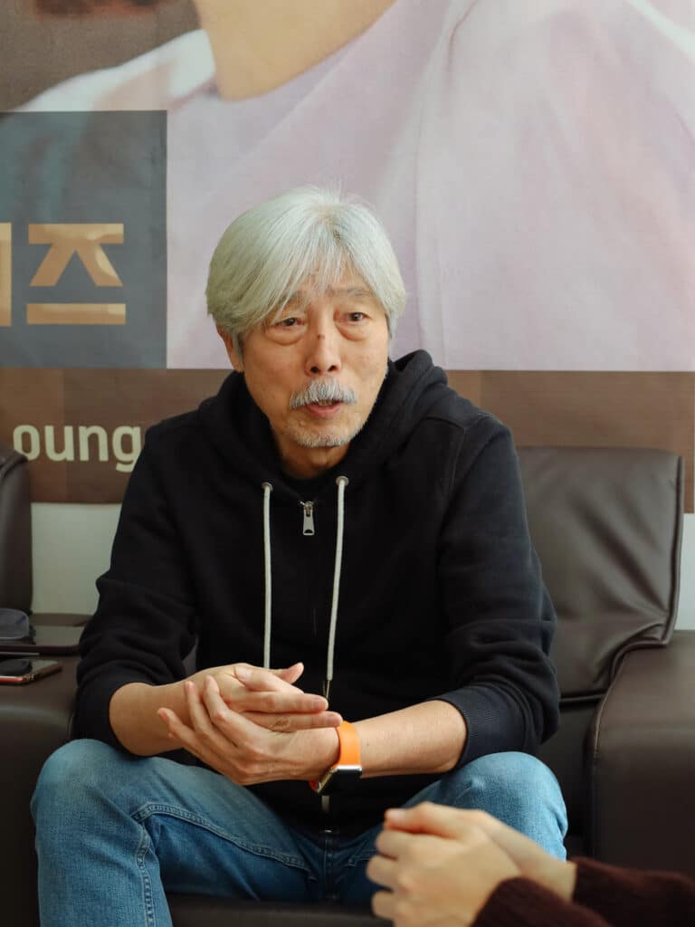 가만히앉아말하는할배