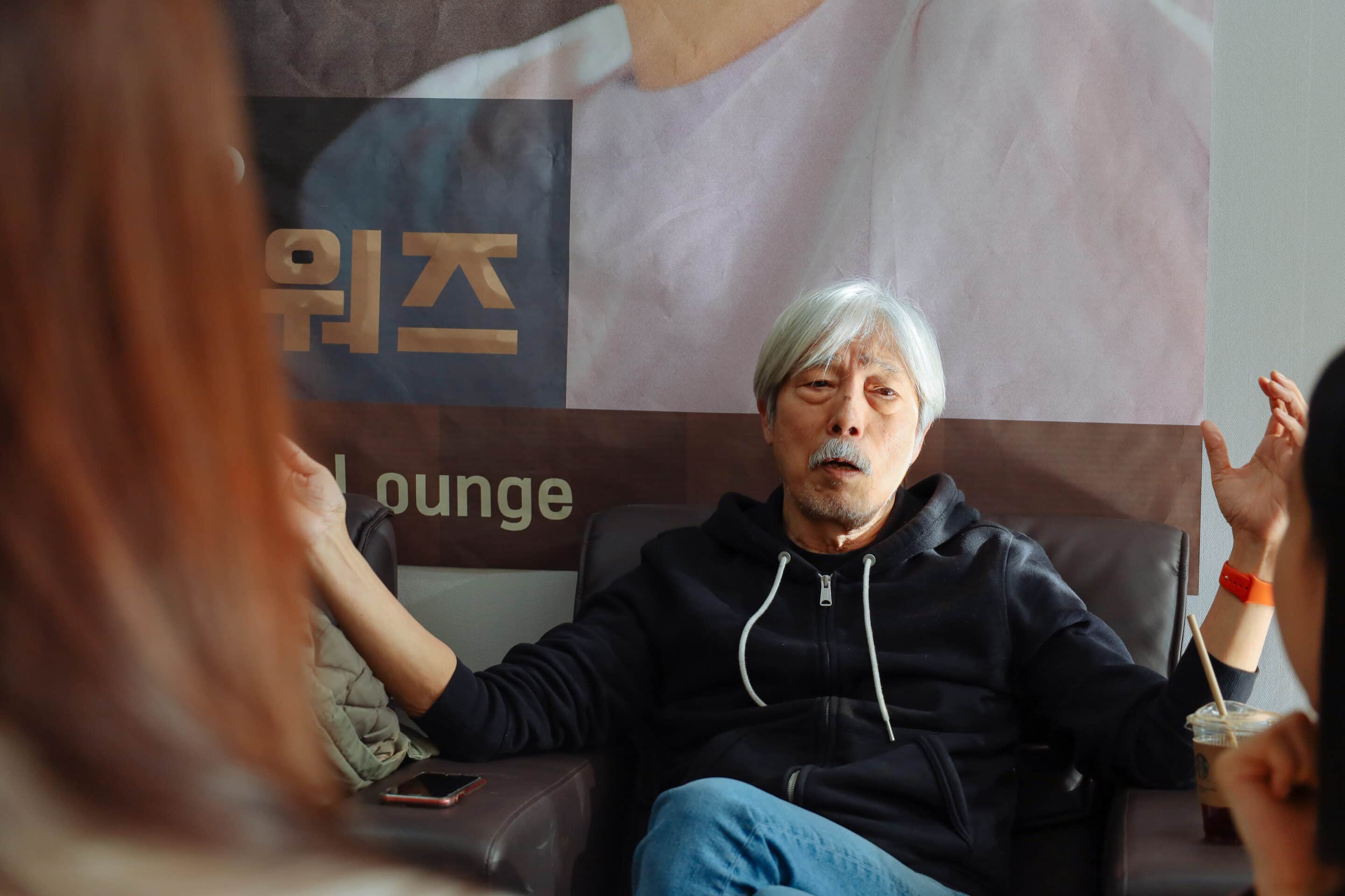 설명하는제스쳐를취하는할배