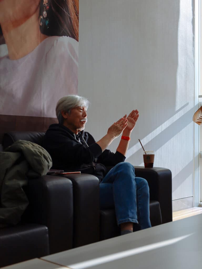 다리꼬고설명하는할배