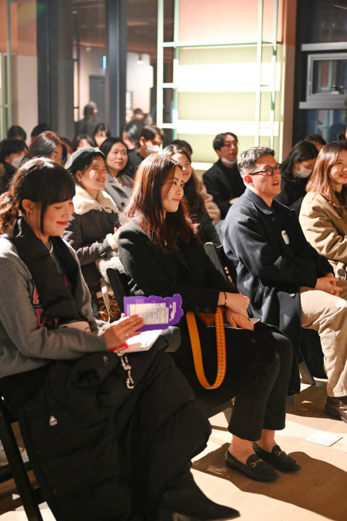 듣고있는방청객