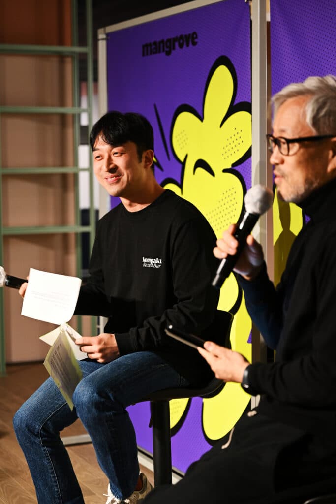 인터뷰종이넘기는남자