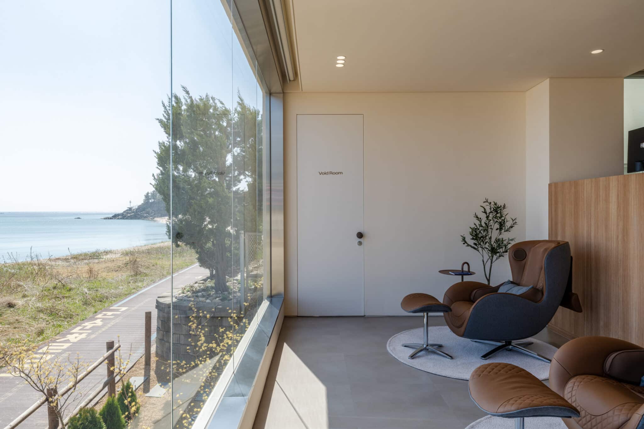 바다가 보이는 라운지의 소파