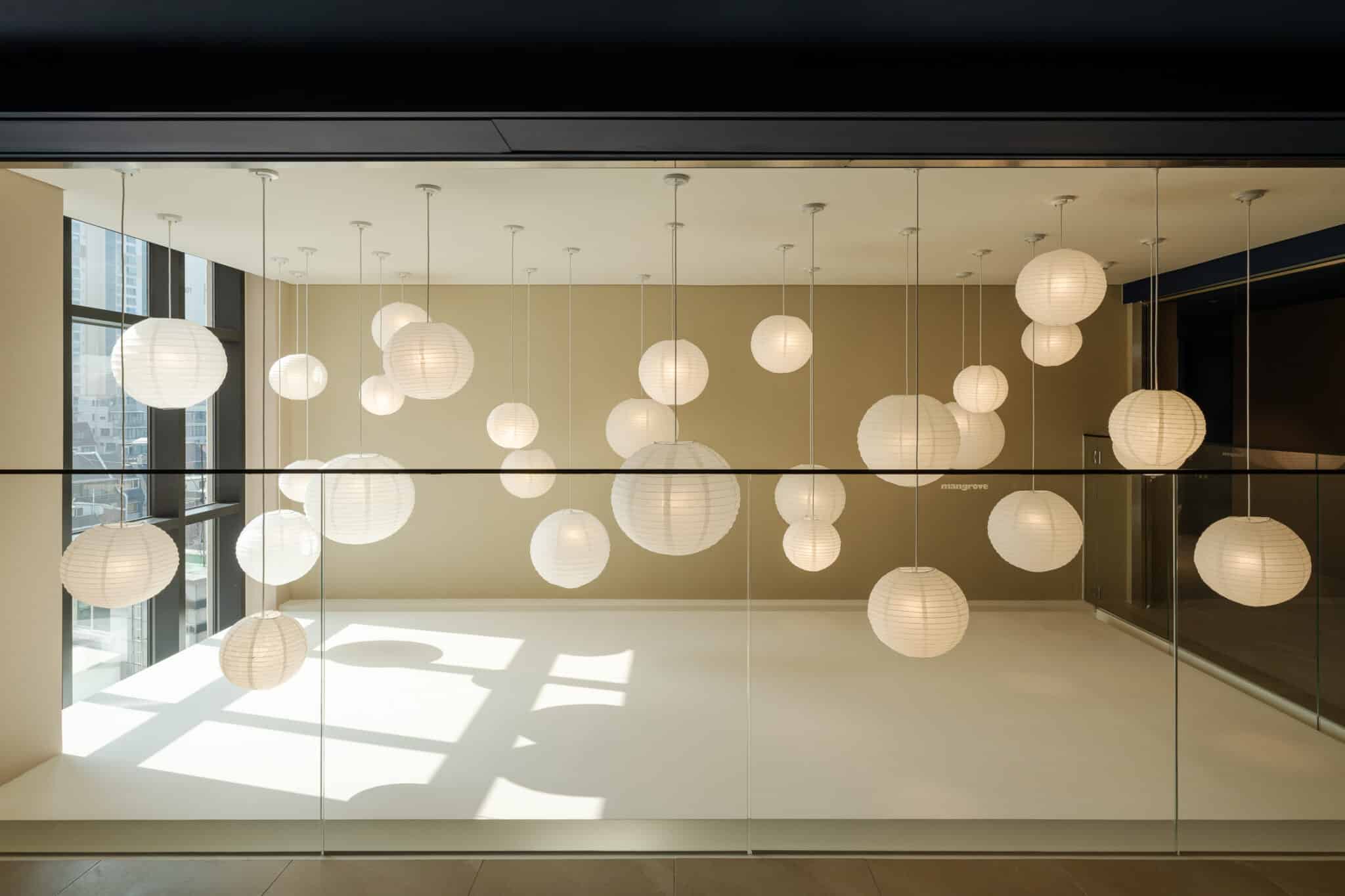 원형 조형이있는 공간